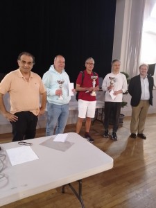 Les trois premiers du classement général entourés d'Alain Koch président de l'échiquier du lac et Alain Balesdent membre du comité directeur du comité val-d'oisien des échecs.