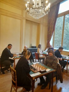 Sous le cristal et les ors de la république, les derniers instants avant le combat.